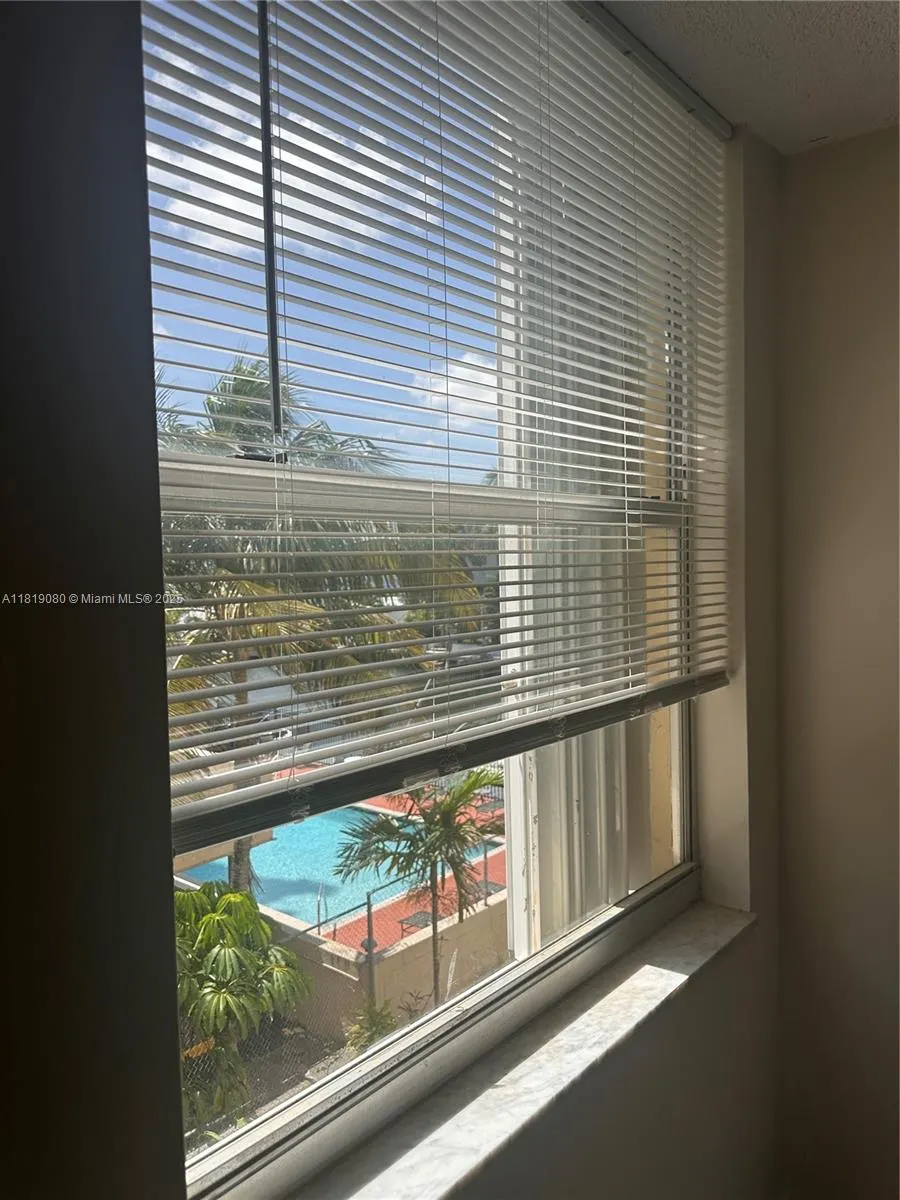 2935 NE 163rd St, #3P