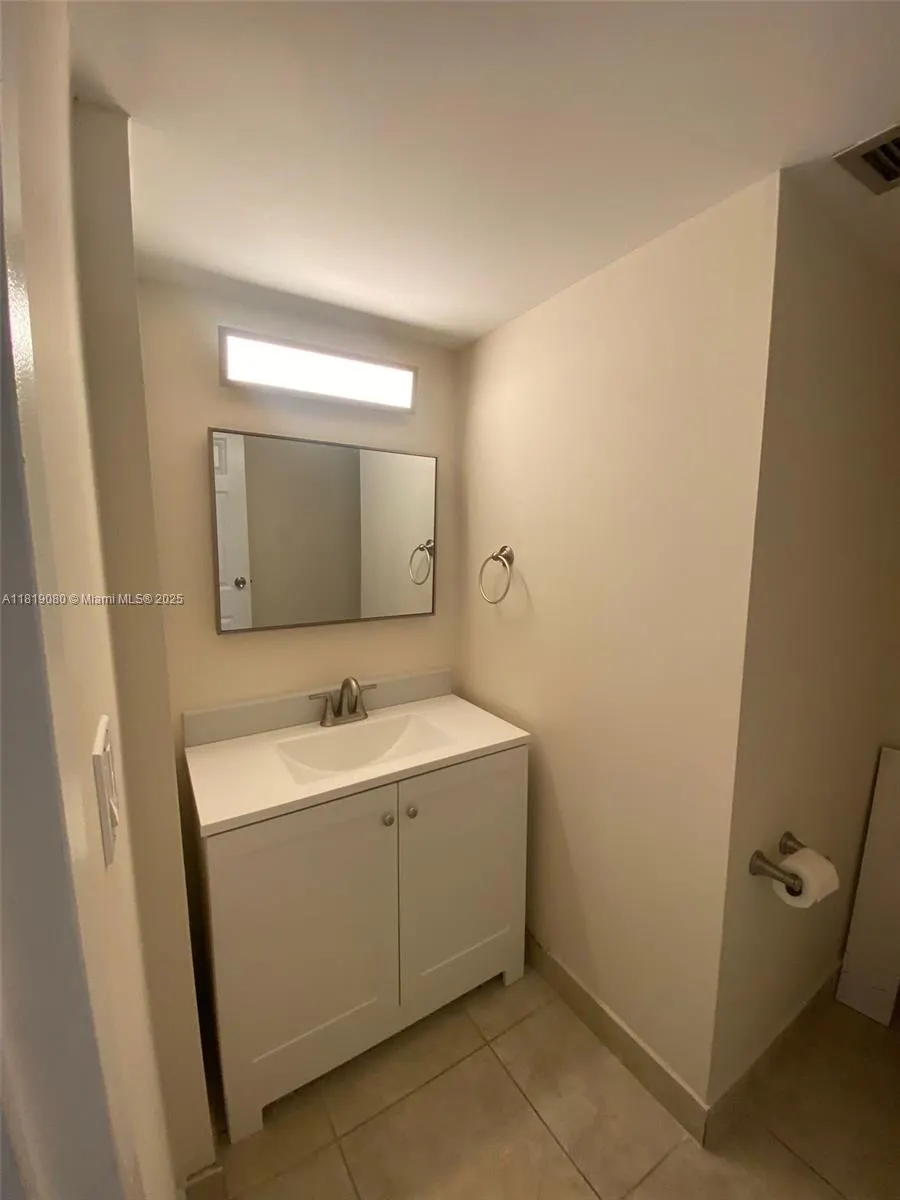 2935 NE 163rd St, #3P