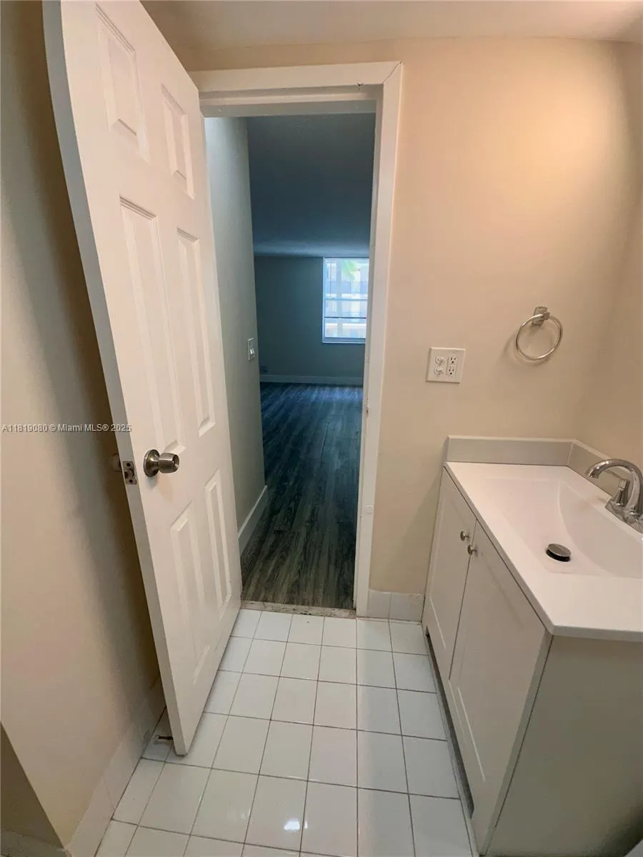 2935 NE 163rd St, #3P