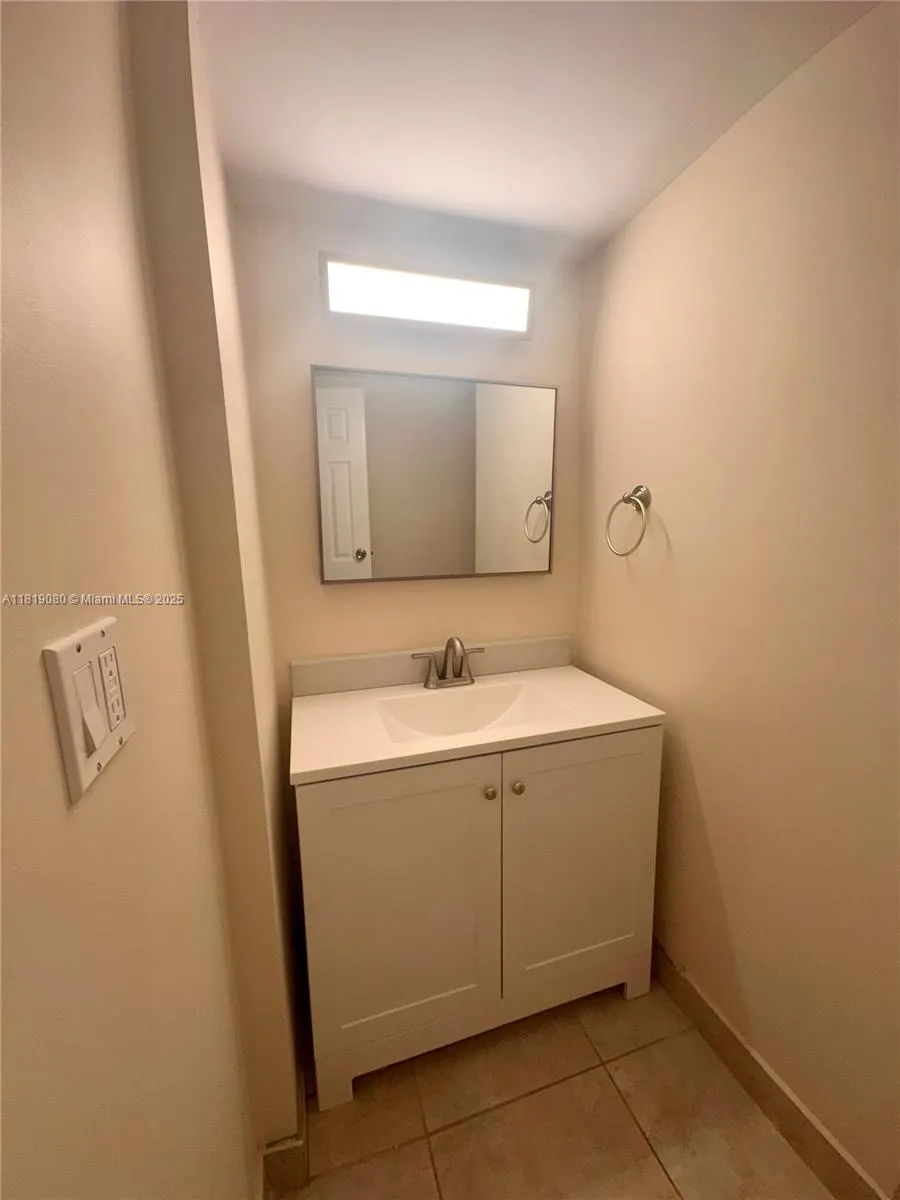 2935 NE 163rd St, #3P