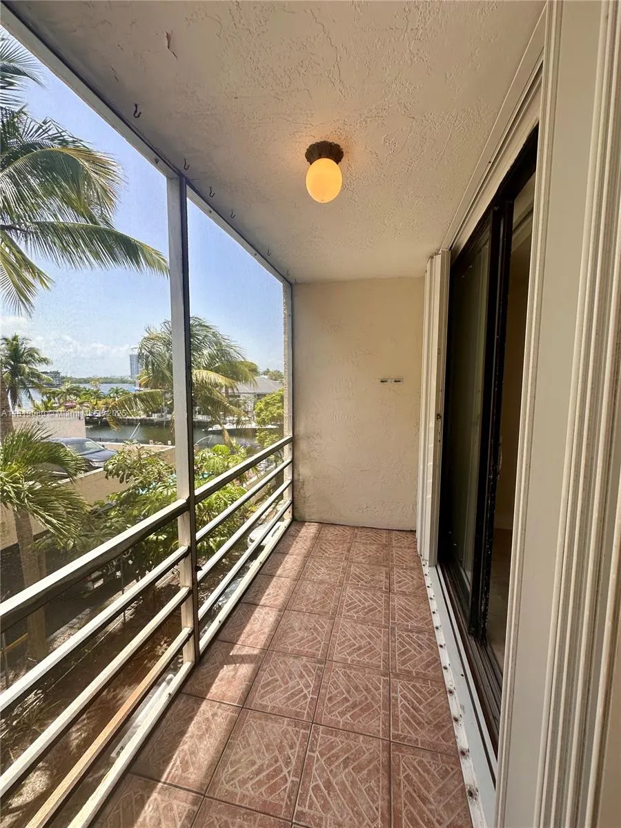 2935 NE 163rd St, #3P