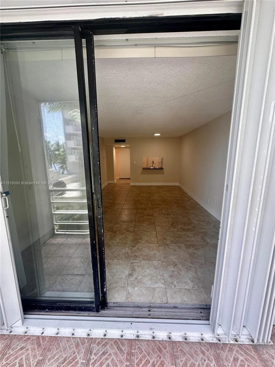 2935 NE 163rd St, #3P