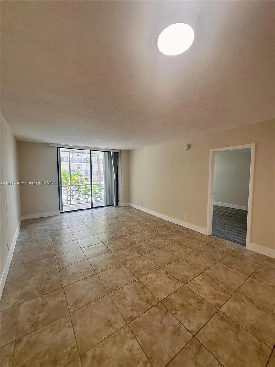 2935 NE 163rd St, #3P
