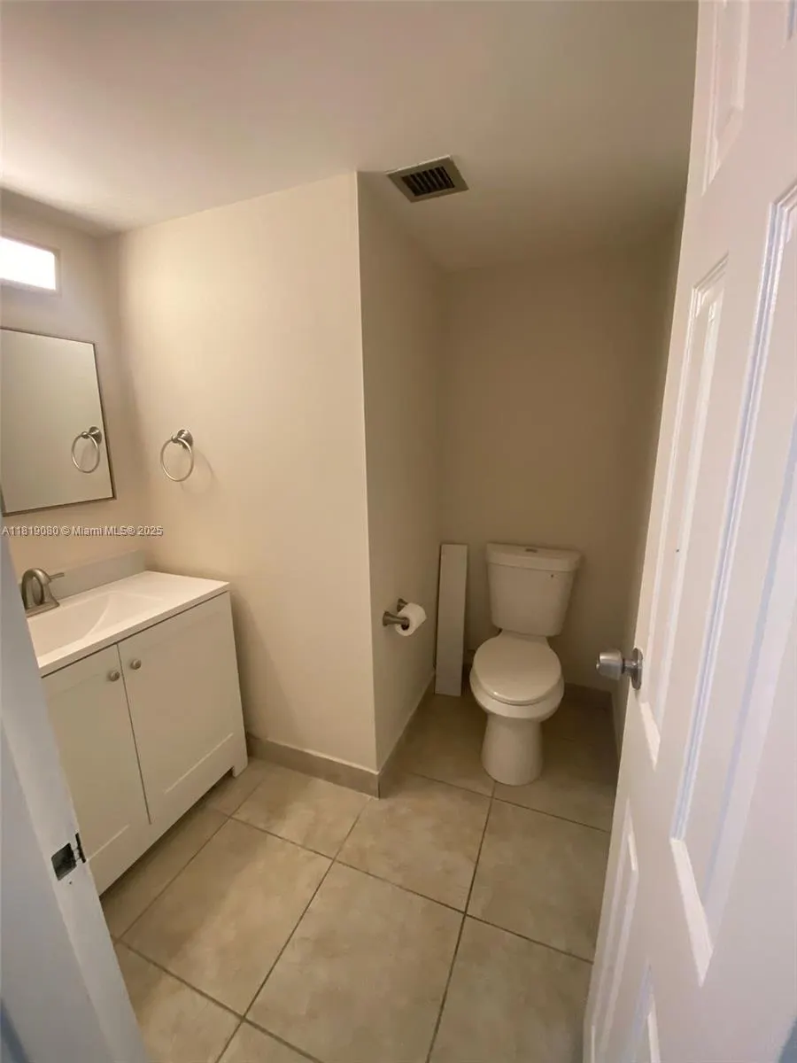 2935 NE 163rd St, #3P