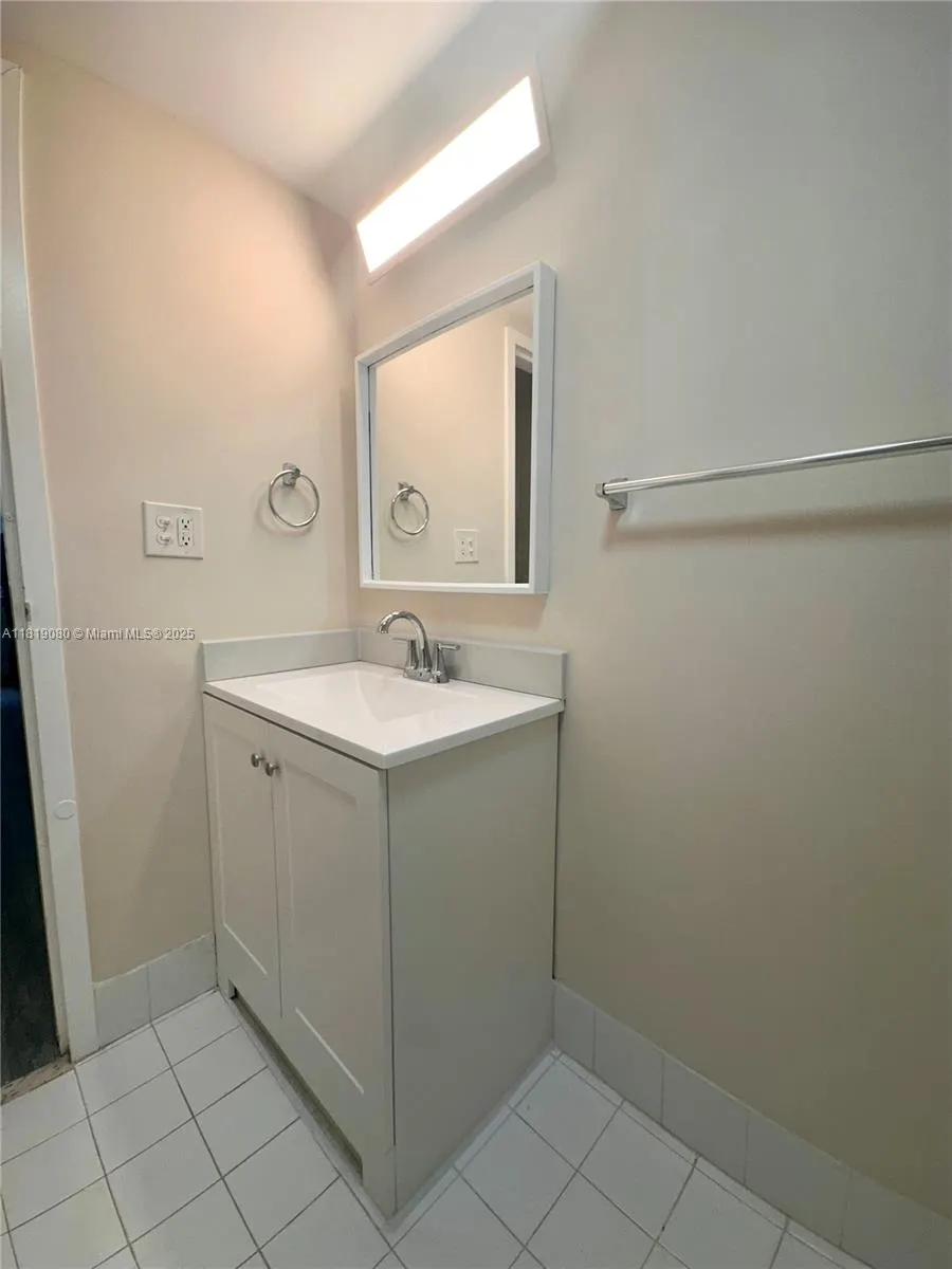 2935 NE 163rd St, #3P