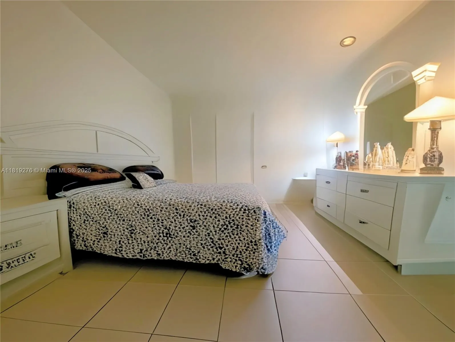 10185 Collins Ave, #609