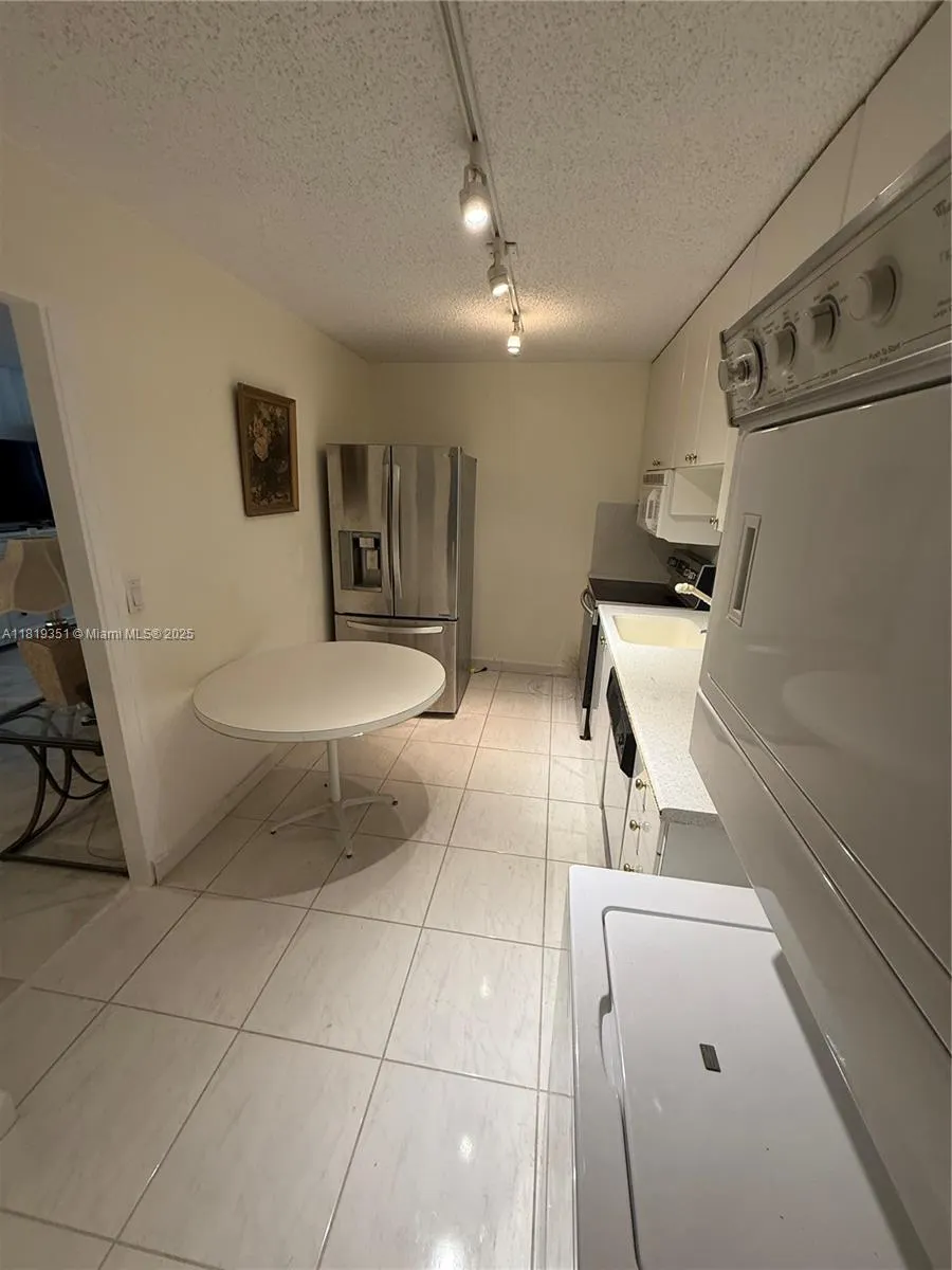 9273 Collins Ave, #1101
