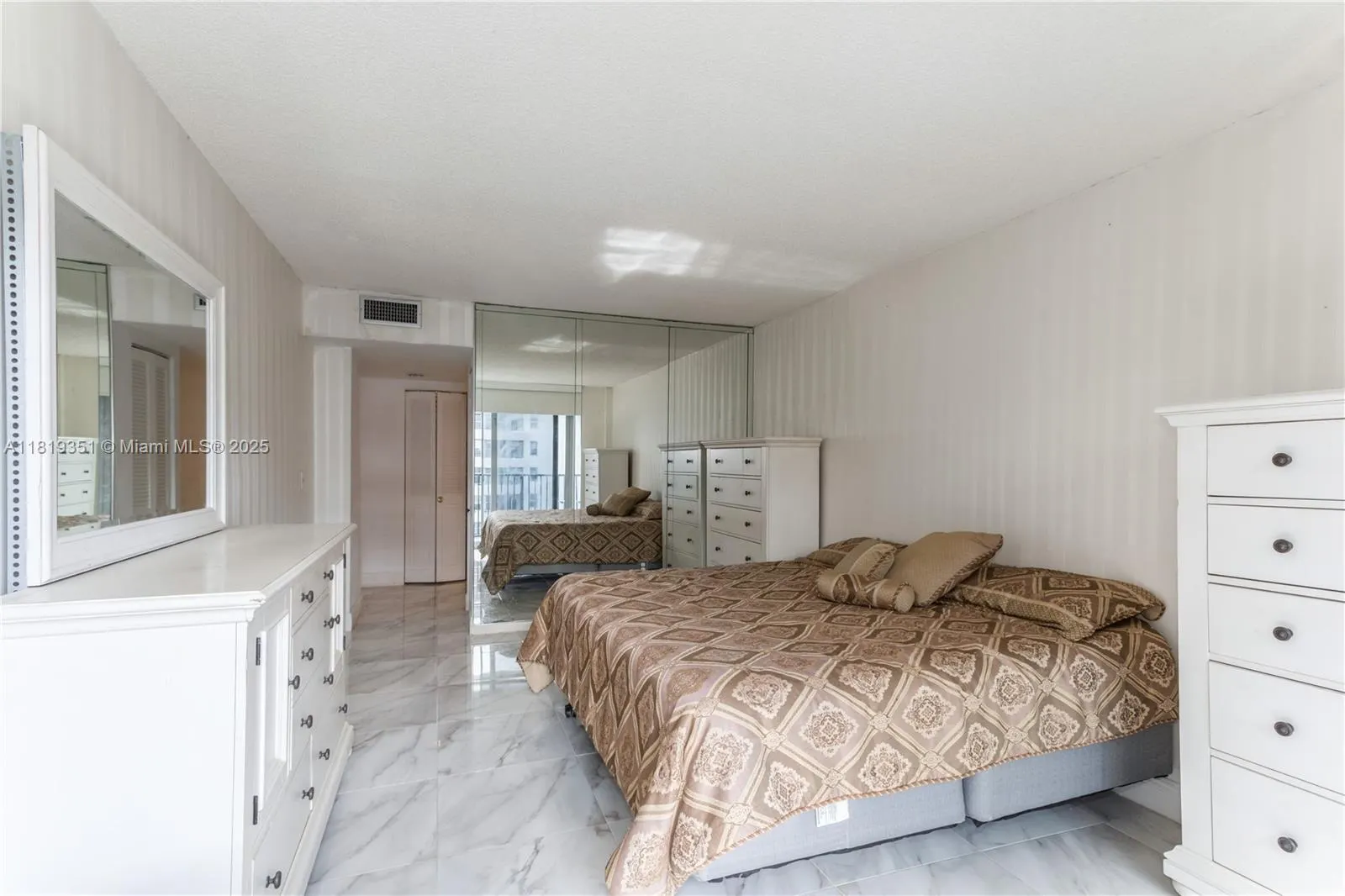 9273 Collins Ave, #1101
