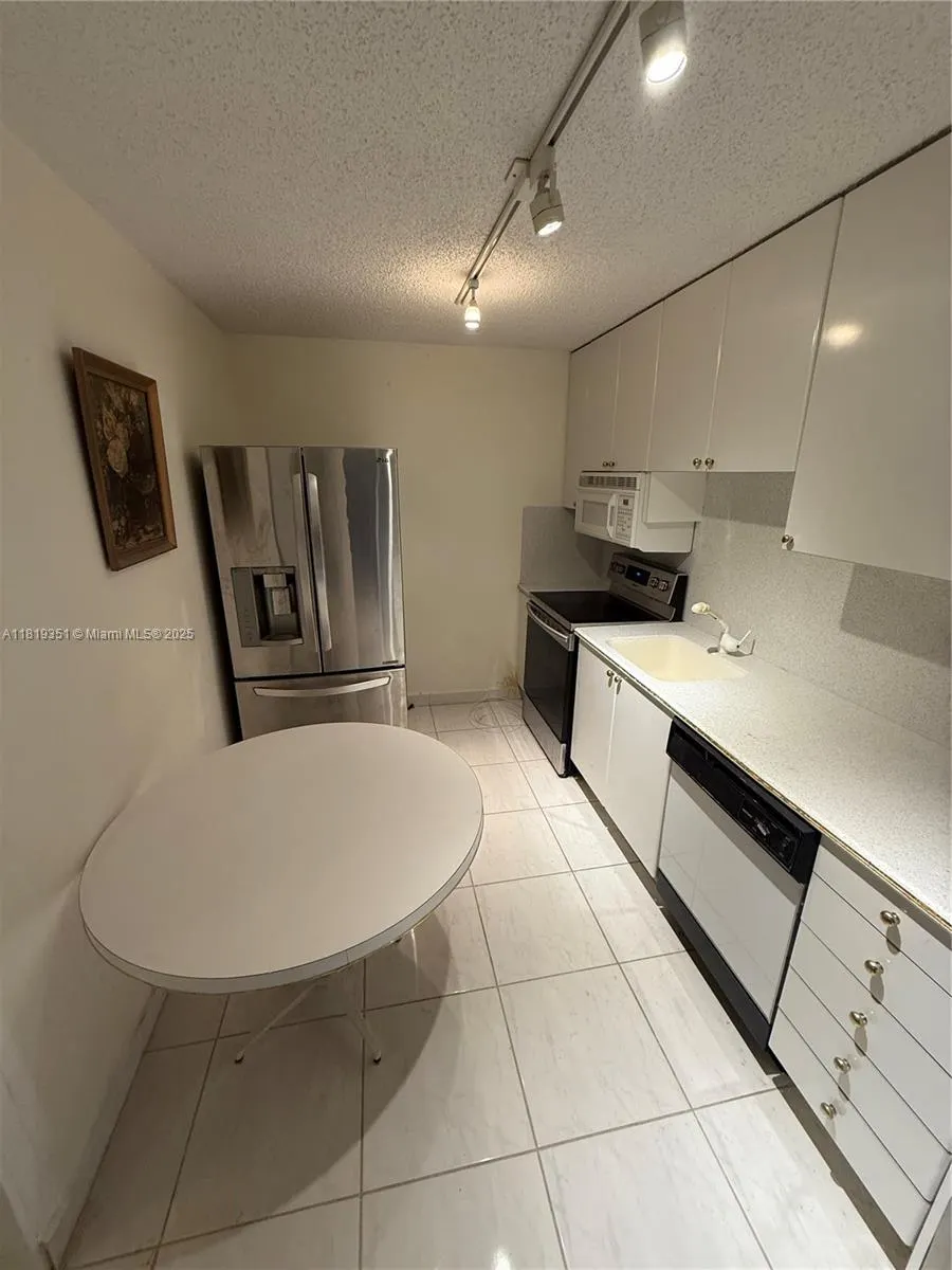 9273 Collins Ave, #1101