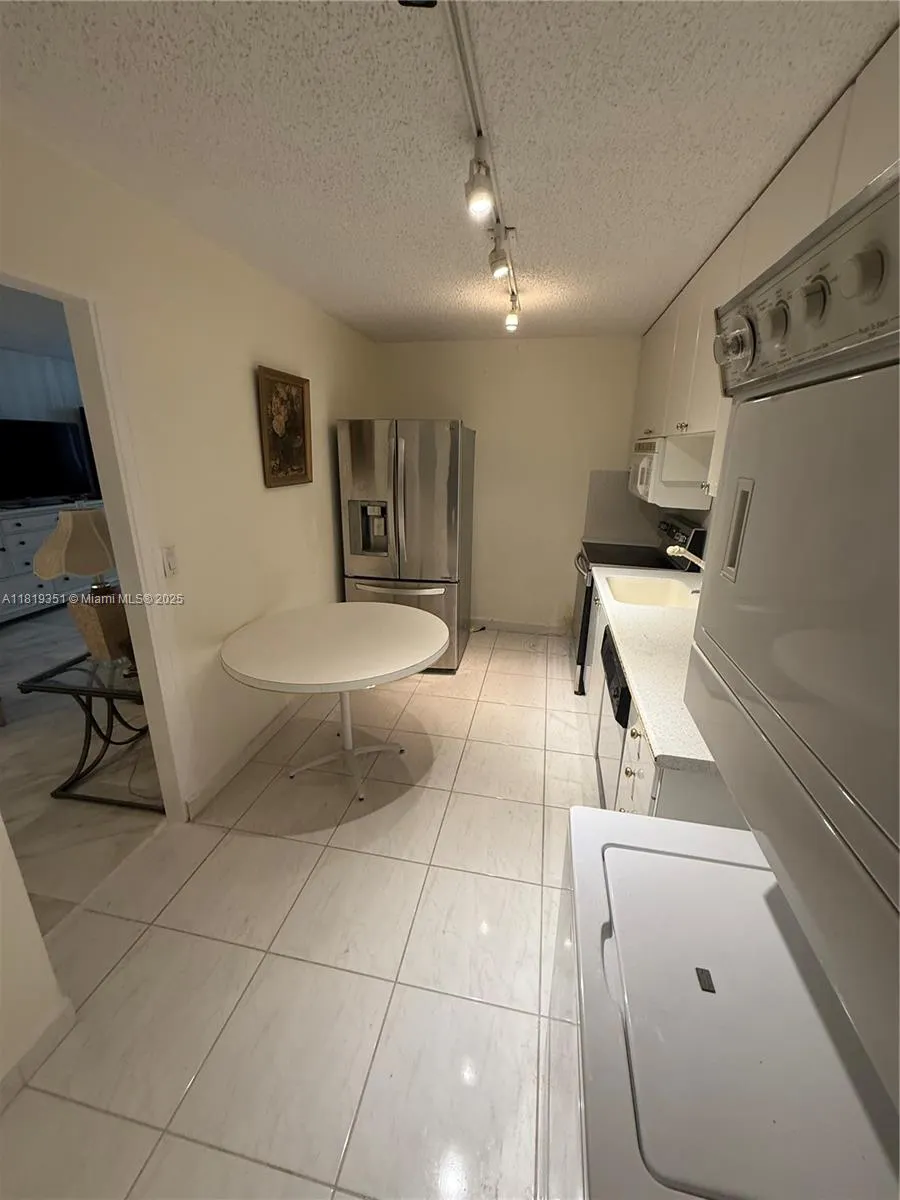 9273 Collins Ave, #1101