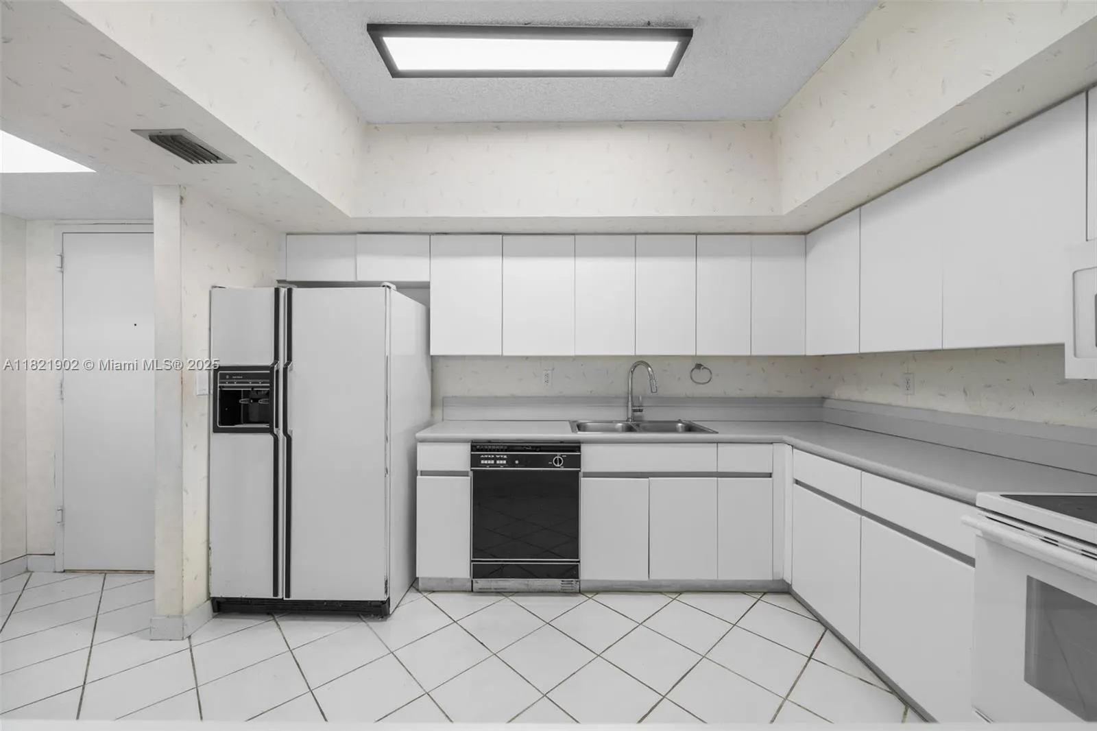 9455 Collins Ave, #305