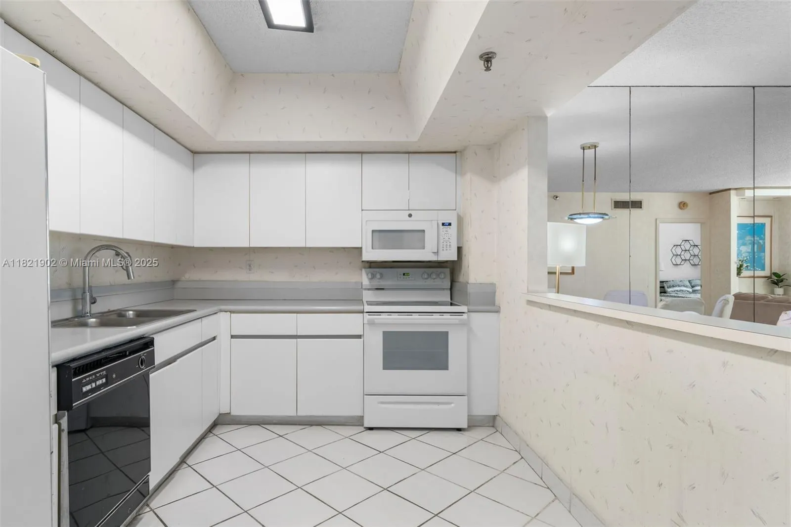 9455 Collins Ave, #305