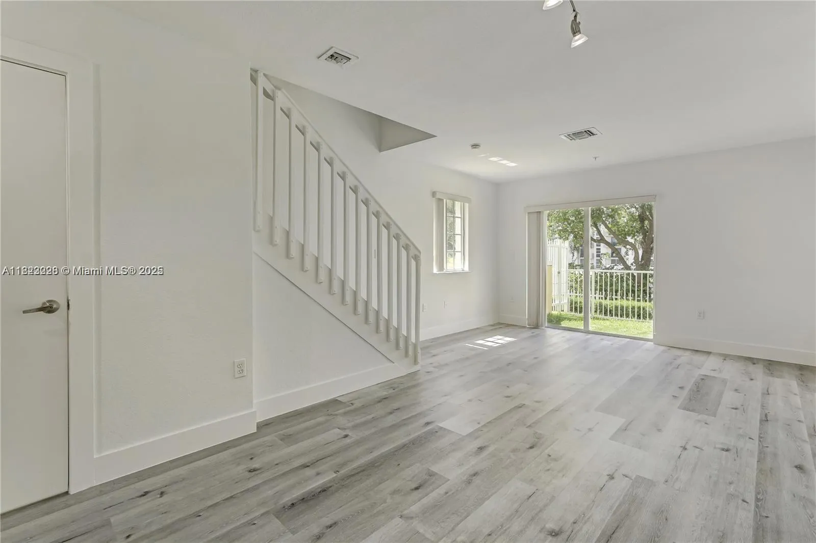 2054 NE 167th St, #3-122