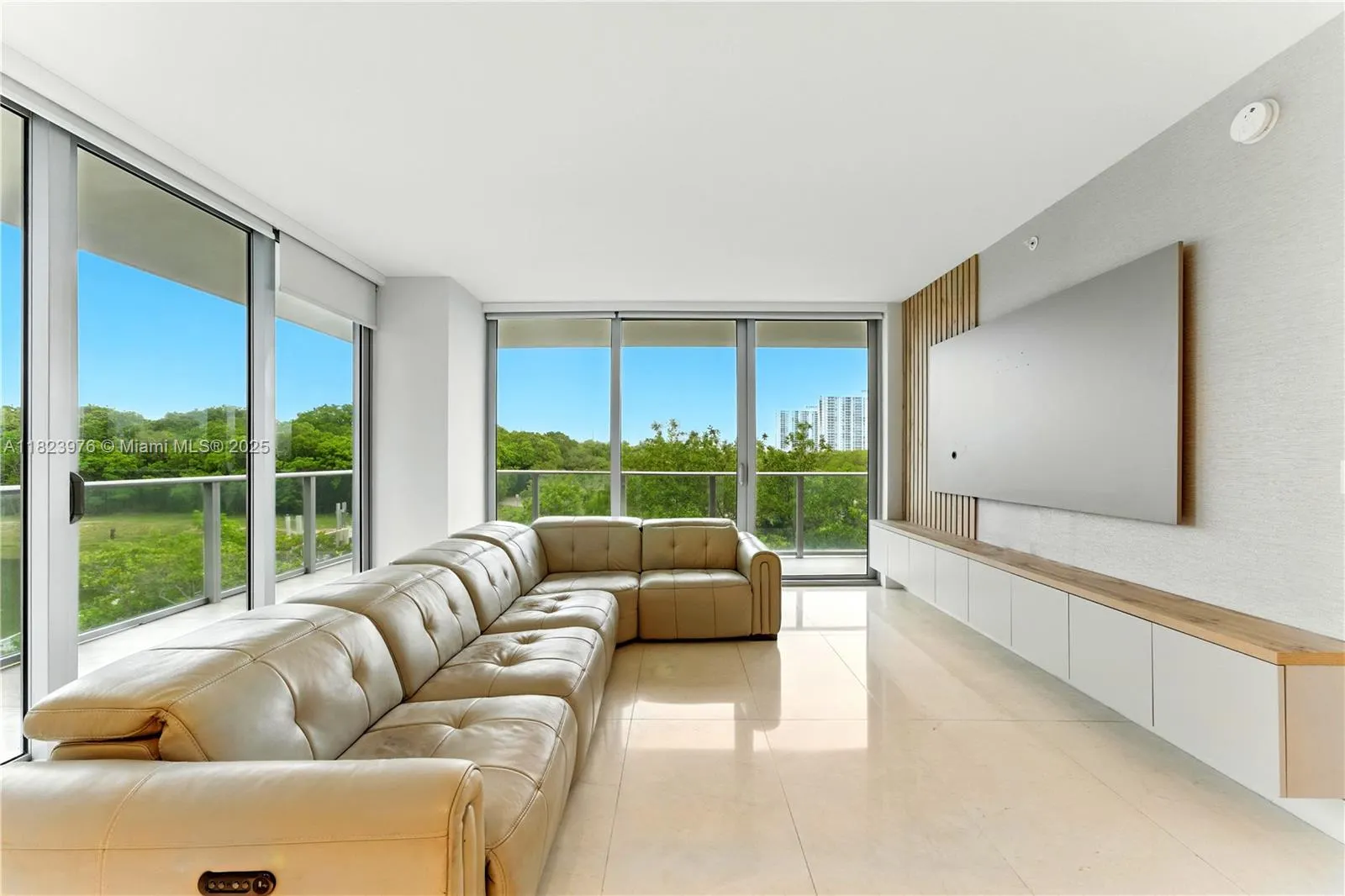 16385 Biscayne Blvd, #301