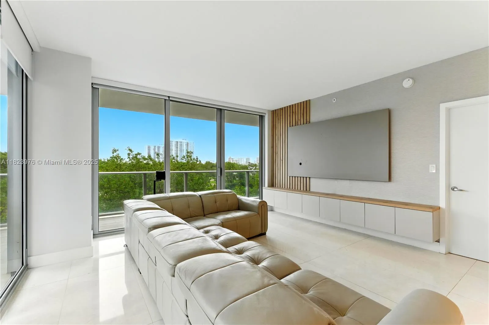 16385 Biscayne Blvd, #301