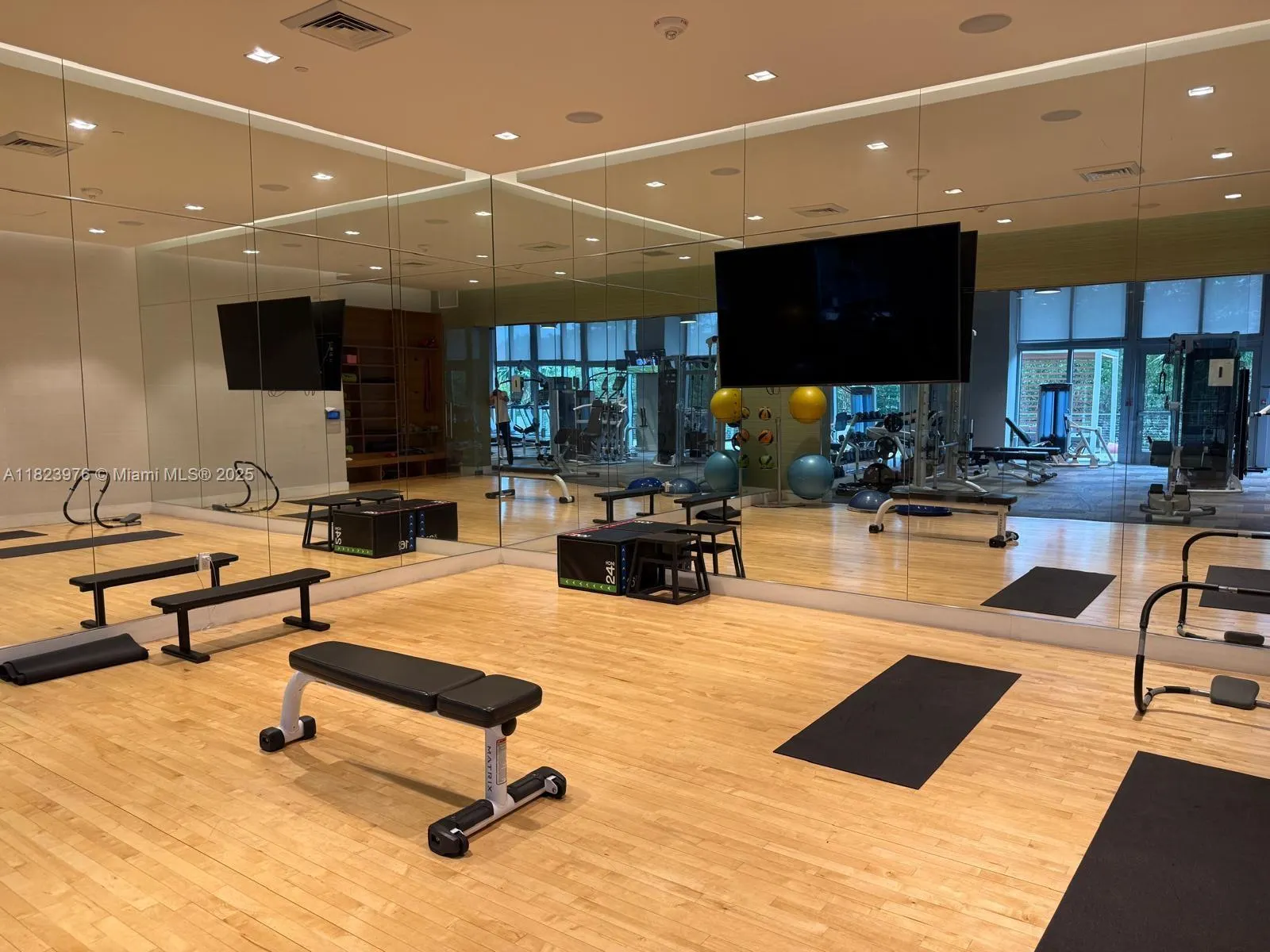16385 Biscayne Blvd, #301