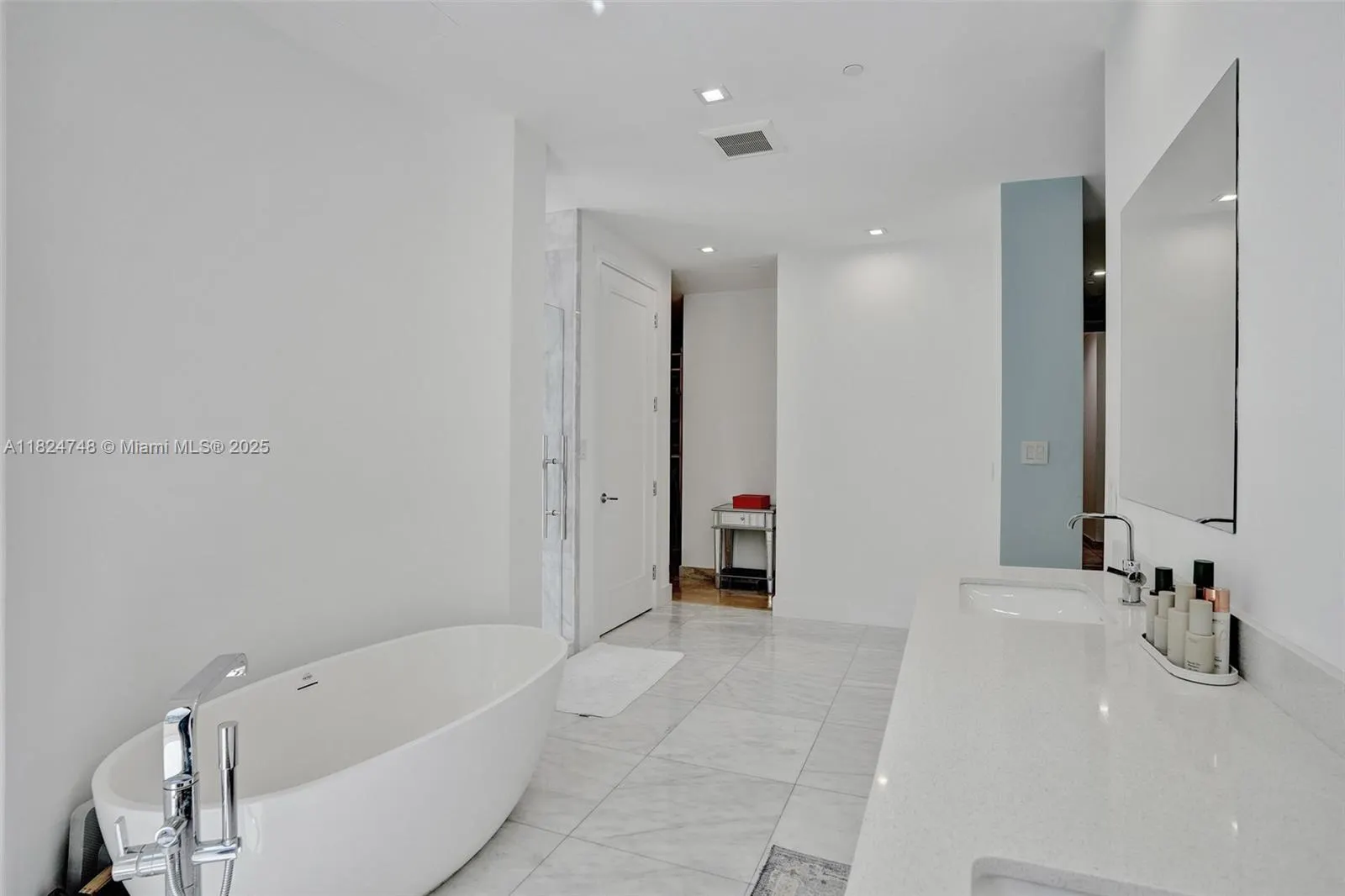 718 Valencia Ave, #204