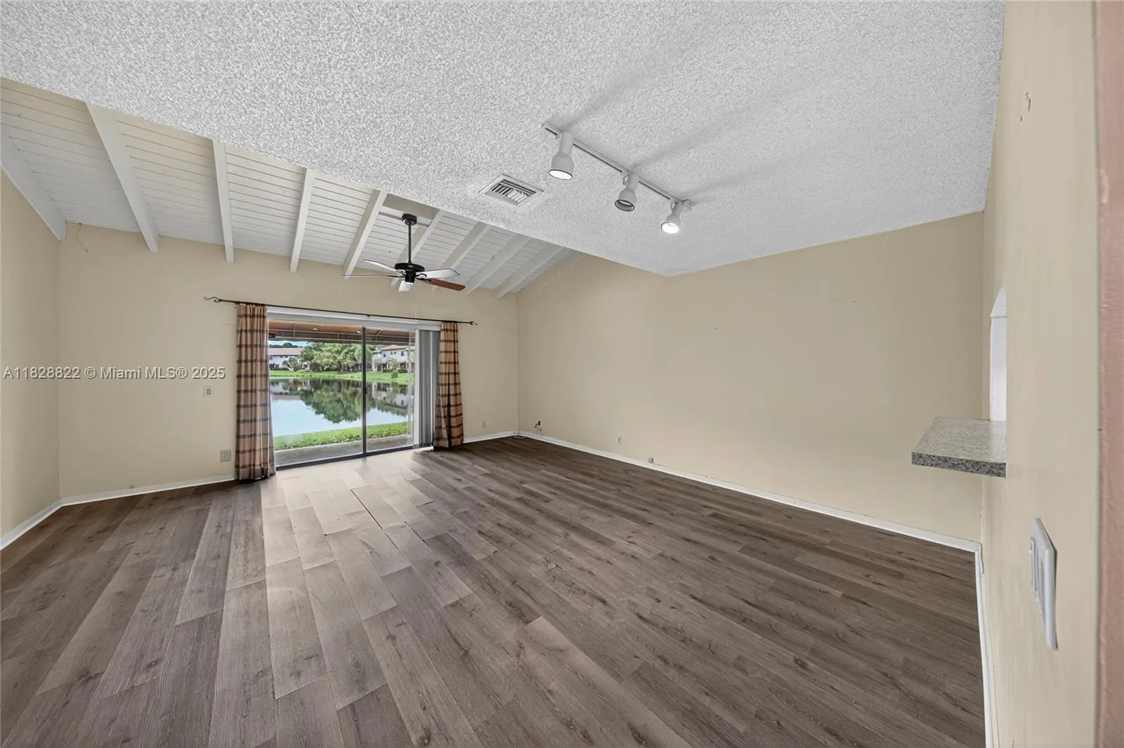 9086 Vineyard Lake Dr