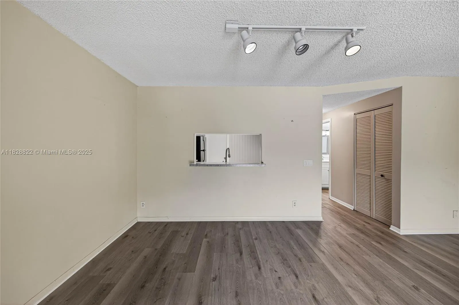 9086 Vineyard Lake Dr