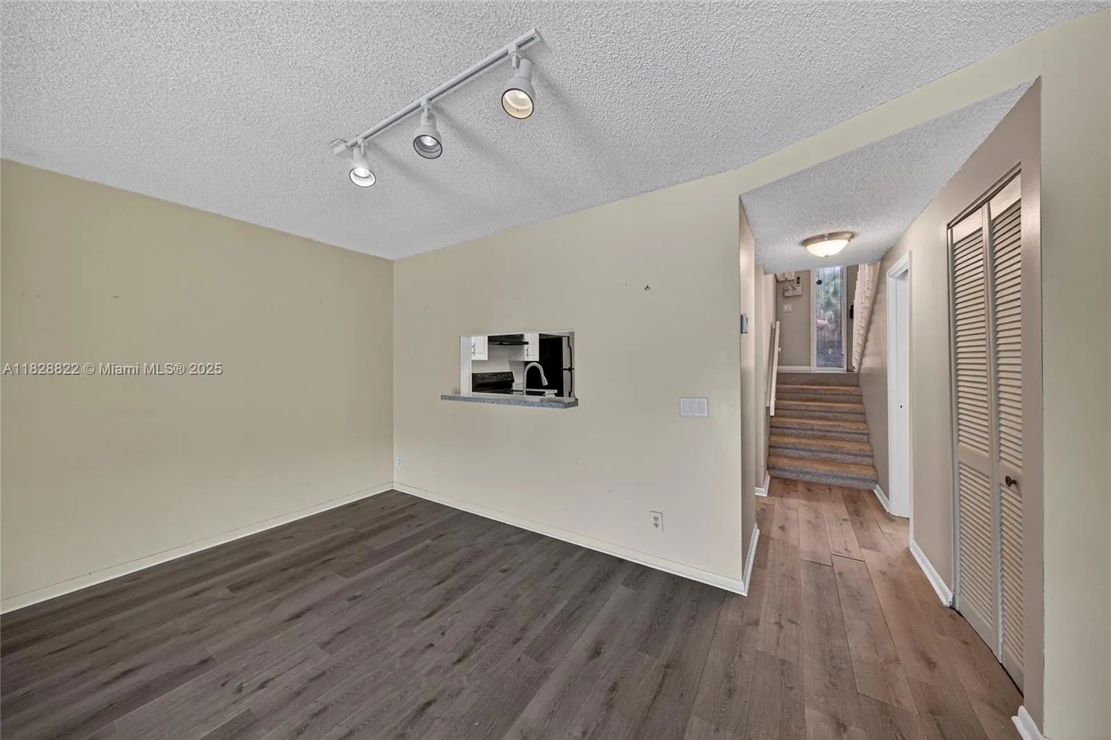 9086 Vineyard Lake Dr
