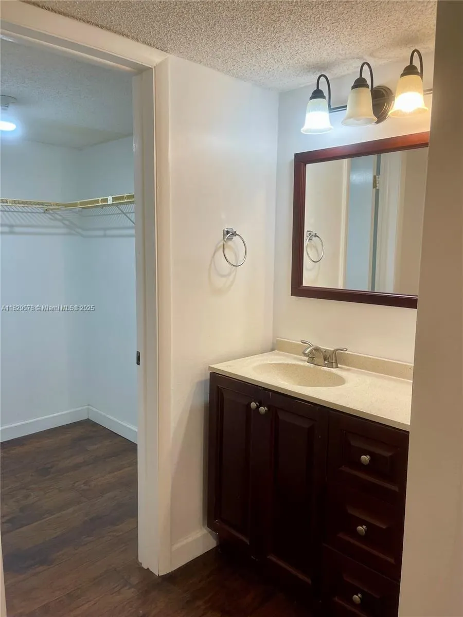430 Commodore Dr, #301