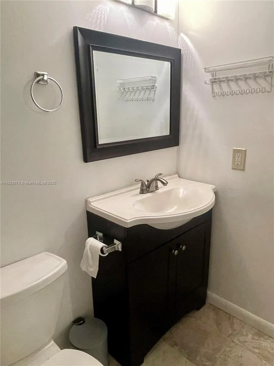 430 Commodore Dr, #301