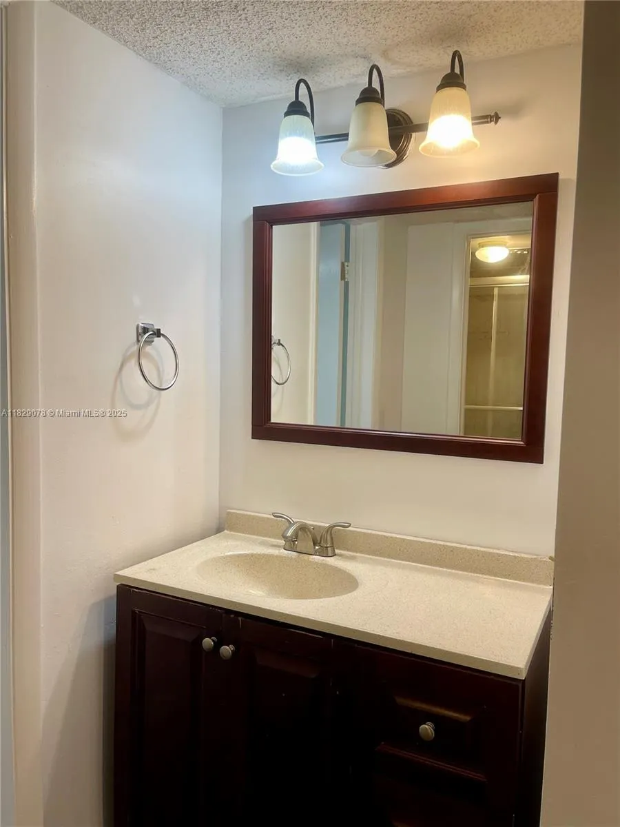 430 Commodore Dr, #301