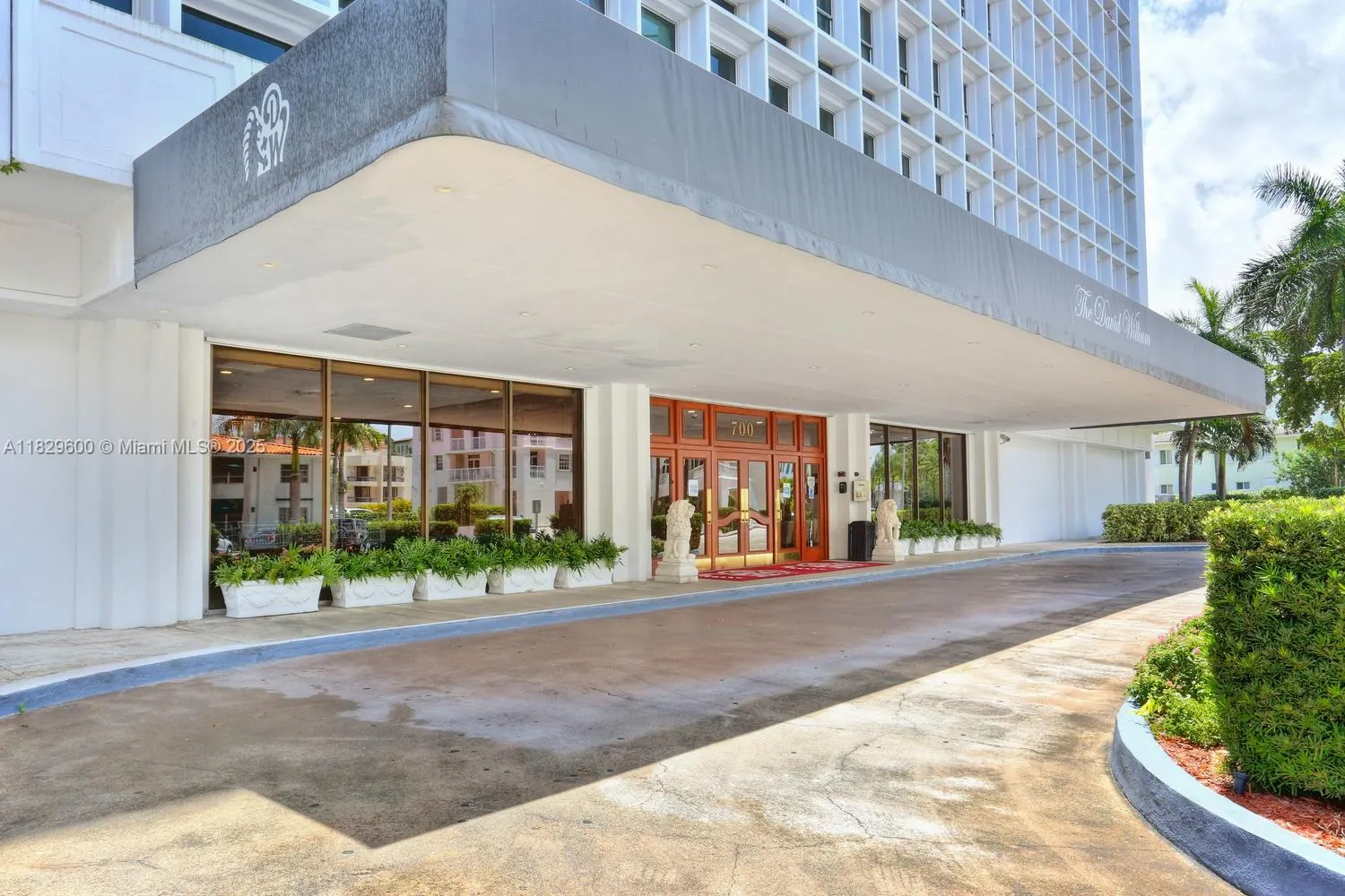 700 Biltmore Way, #914
