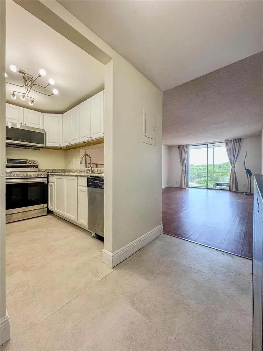2935 NE 163rd St, #4T