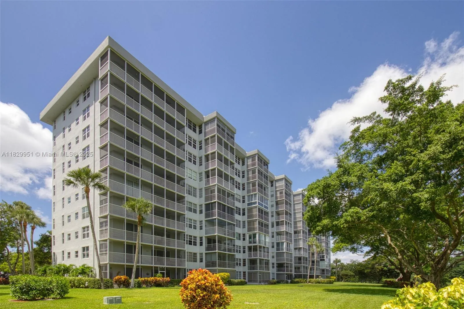 4015 W Palm Aire Dr, #506