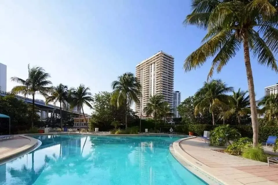 19370 Collins Ave, #607