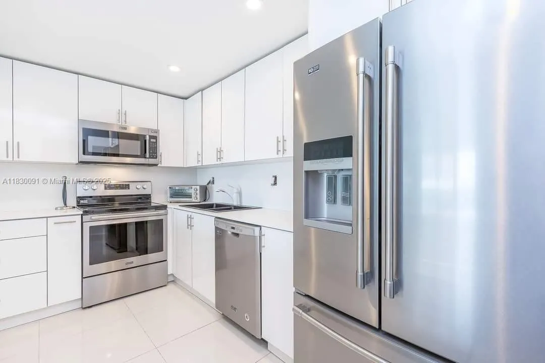 19370 Collins Ave, #607