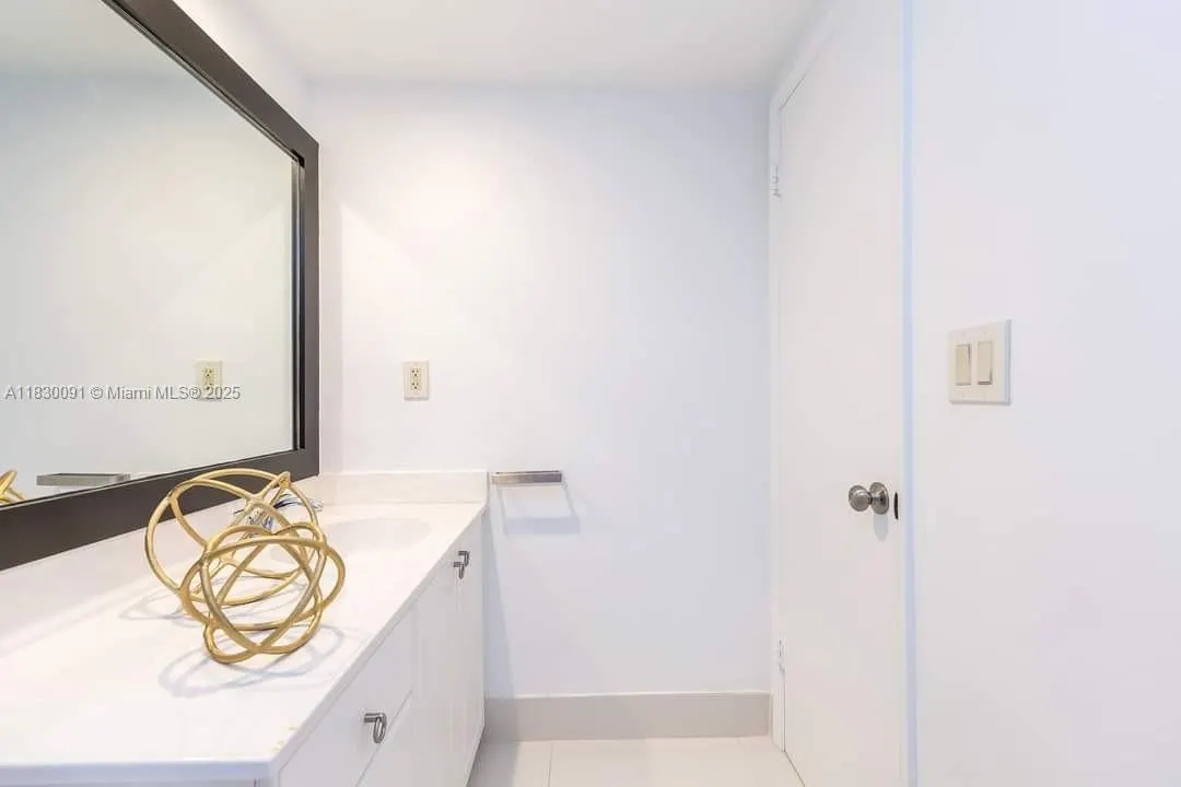 19370 Collins Ave, #607