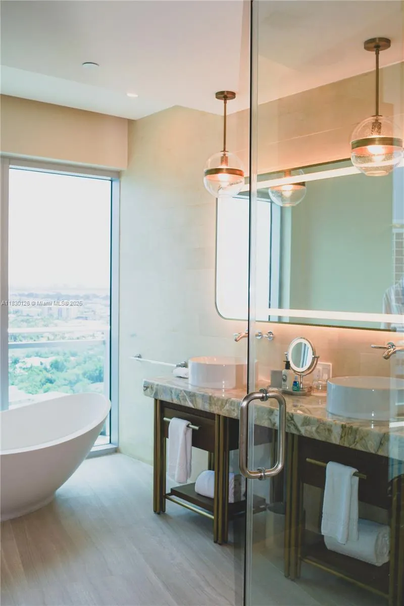 10295 Collins Ave, #1114
