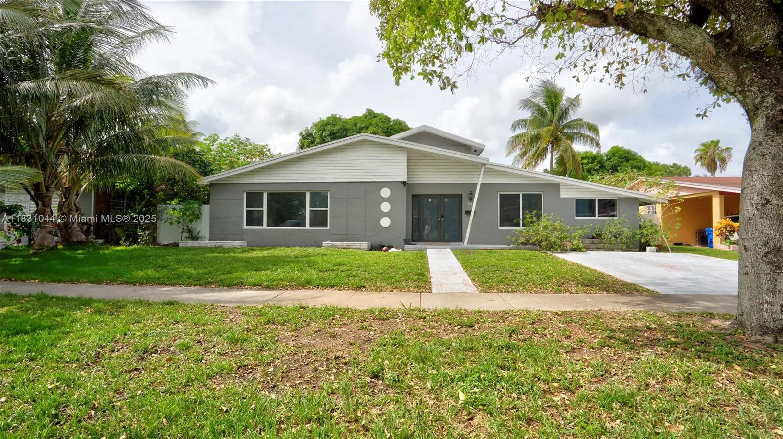 225 NE 175th St