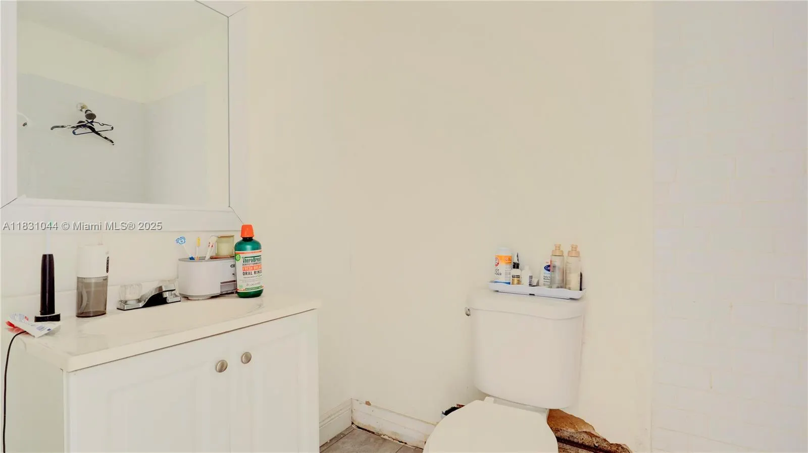 225 NE 175th St