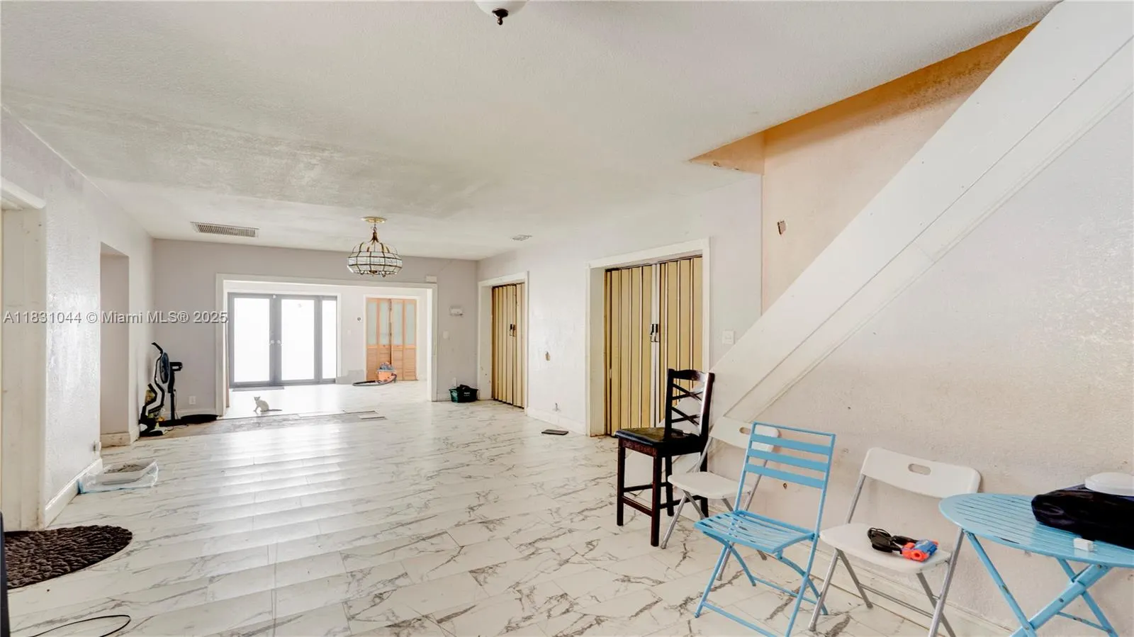 225 NE 175th St