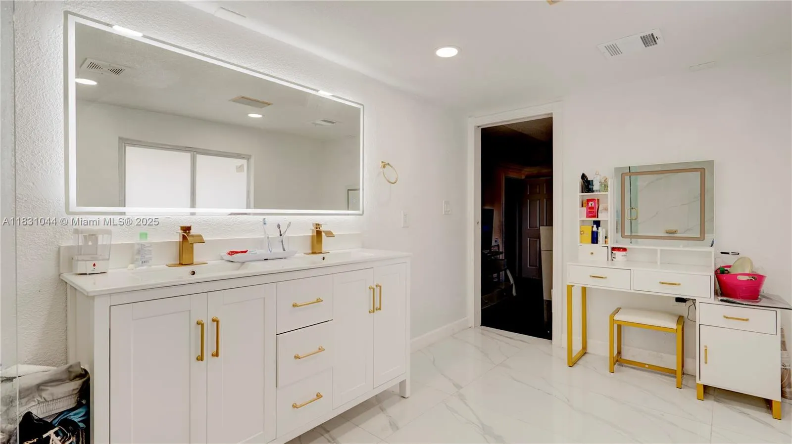 225 NE 175th St