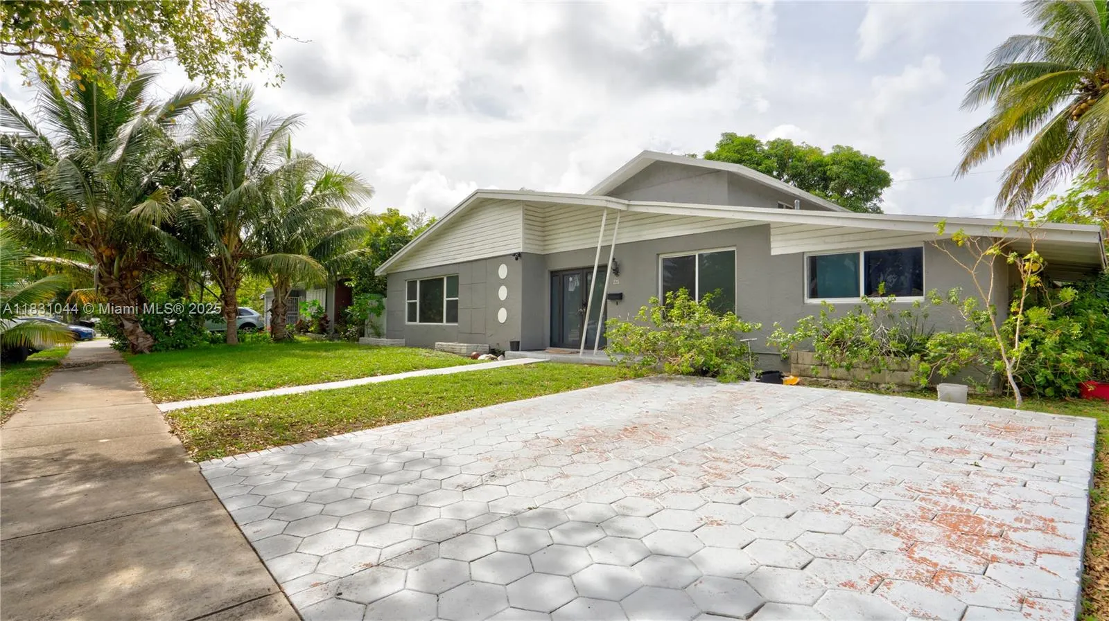 225 NE 175th St