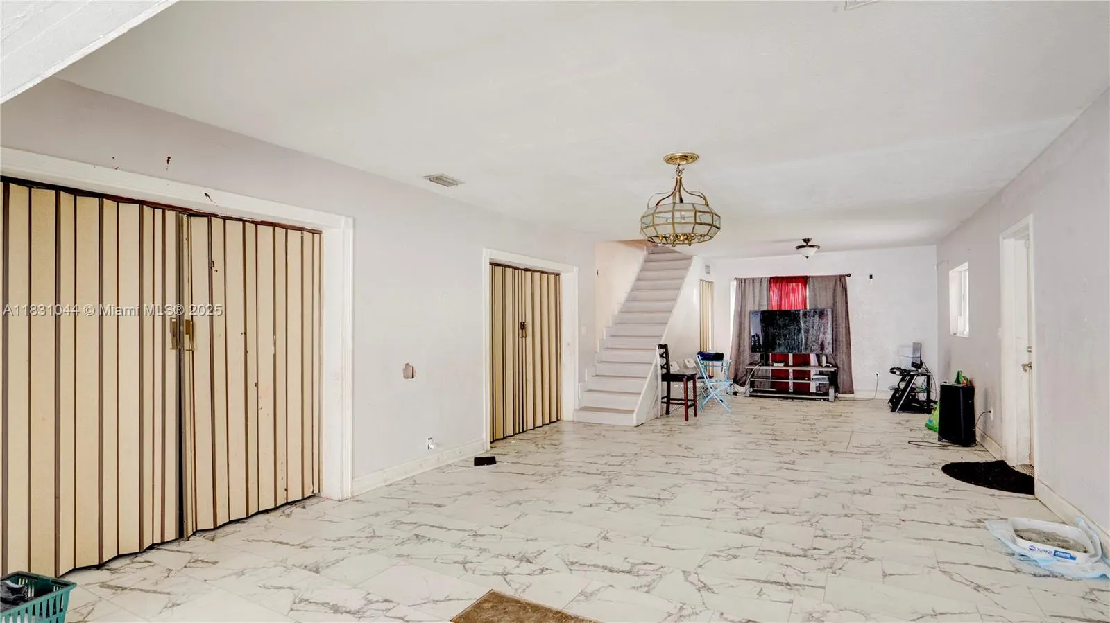 225 NE 175th St