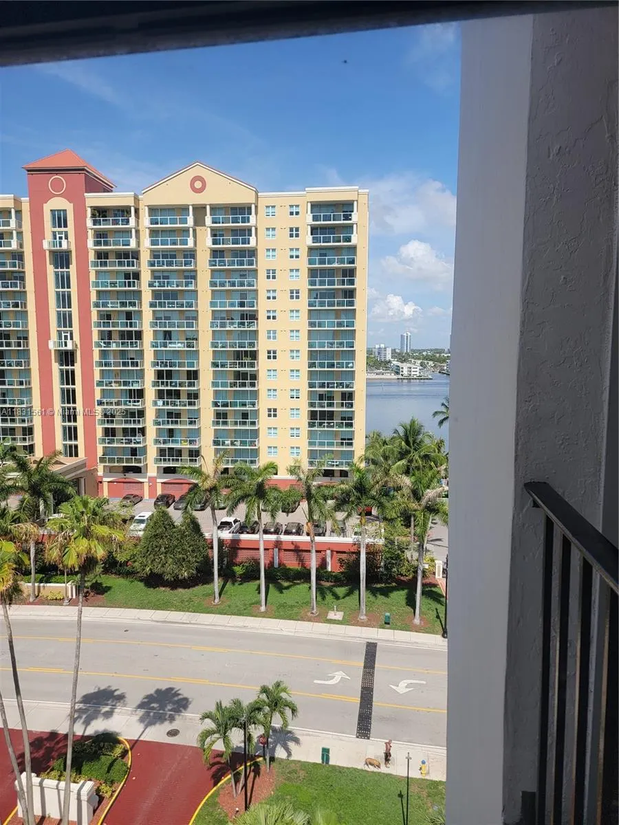 17021 N Bay Rd, #1015
