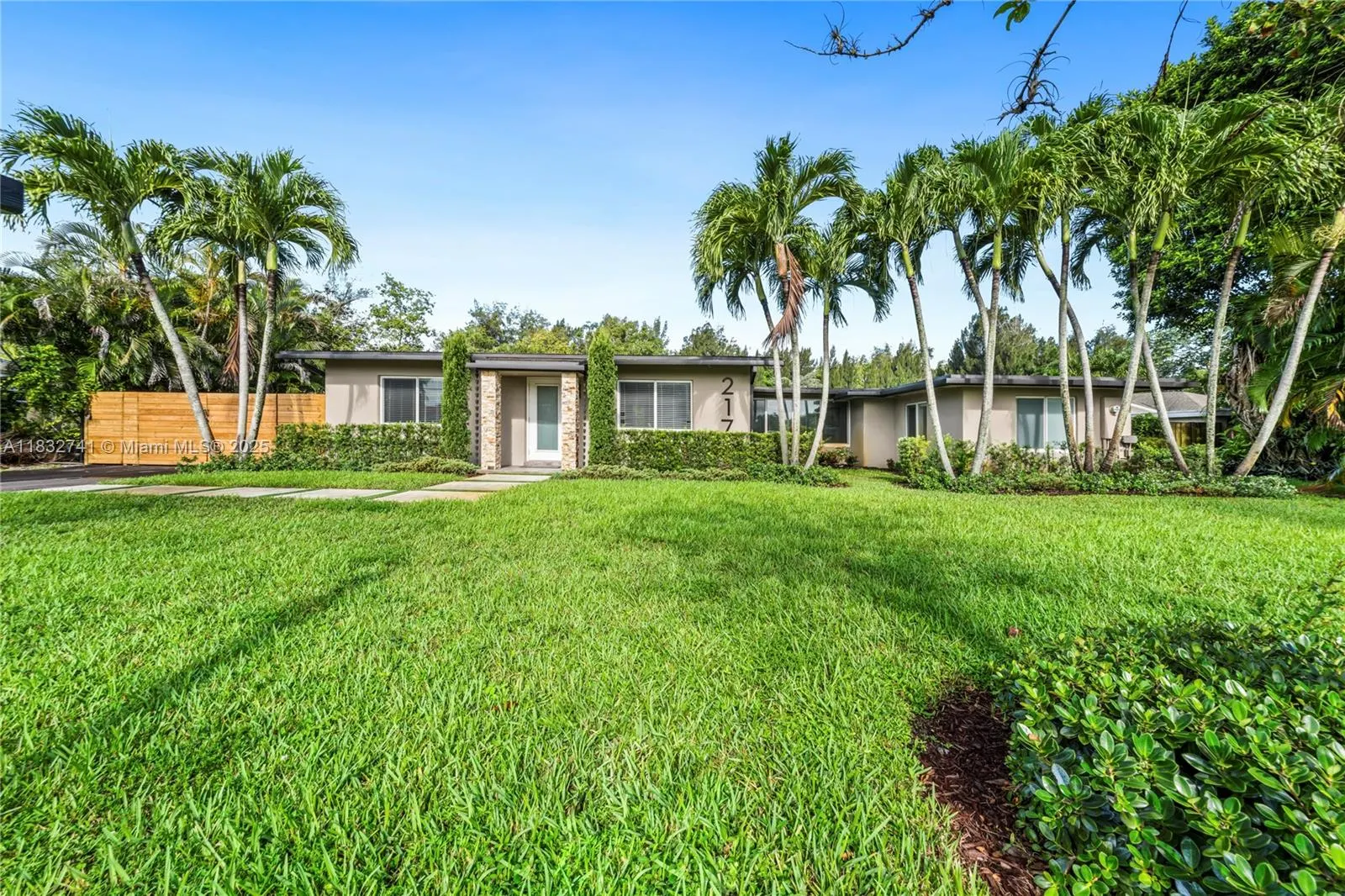 217 E Acre Dr