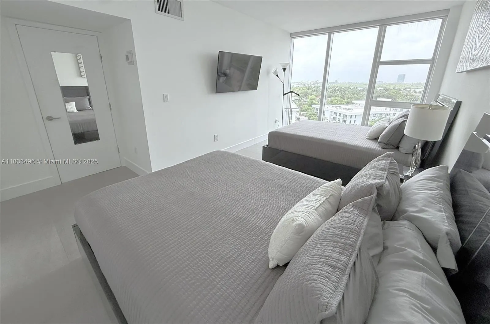 10275 Collins Ave, #722