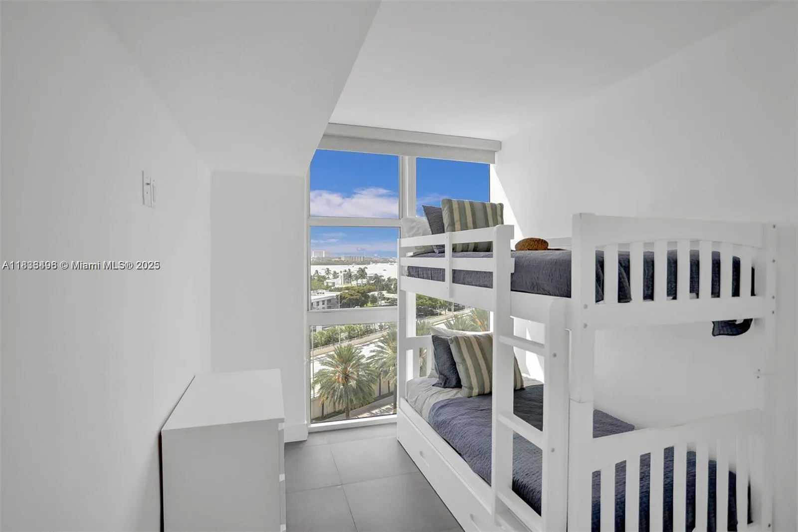 10275 Collins Ave, #722