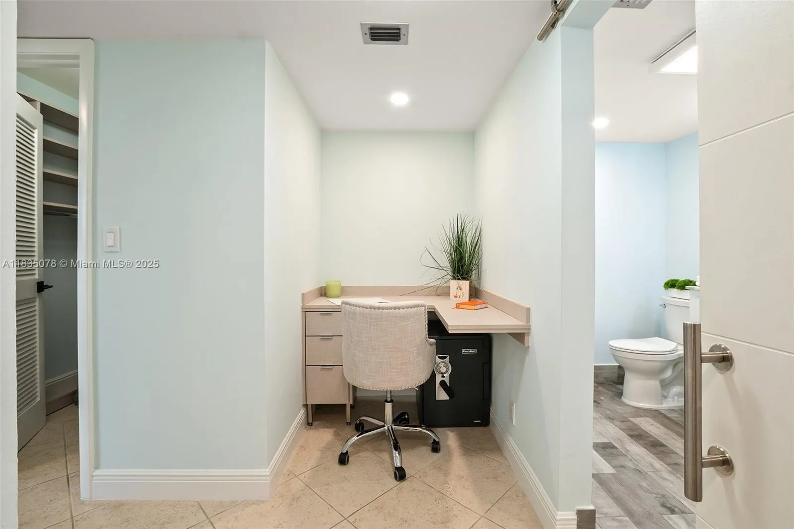 300 Three Islands Blvd, #707