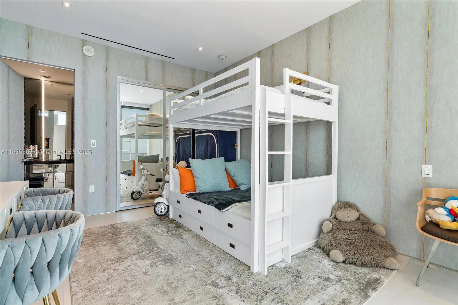 17475 Collins Ave, #2002