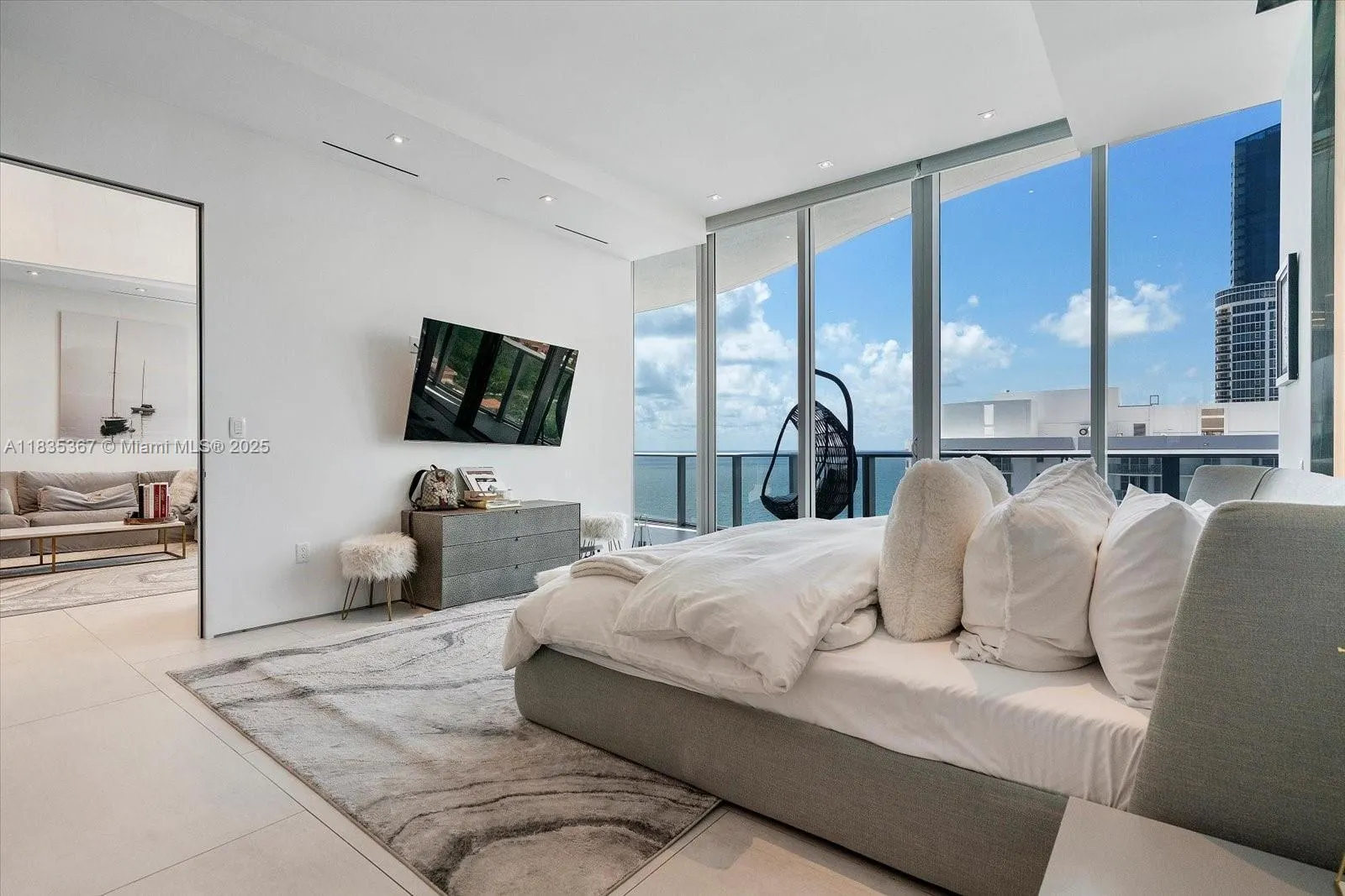 17475 Collins Ave, #2002