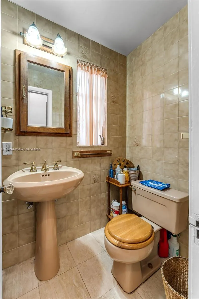 1305 Alhambra Cir