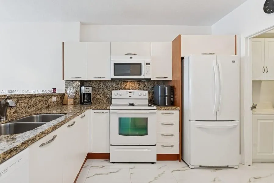 18100 N Bay Rd, #1108