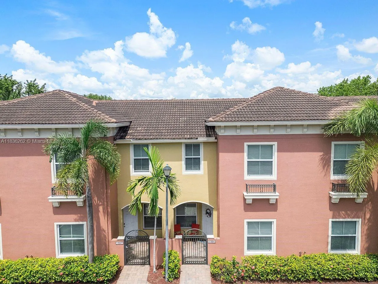 2851 W Prospect Rd, #1306